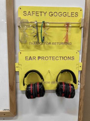 SAFETY GOGGLES sign